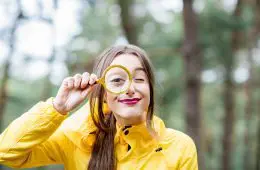 femme-avec-une-loupe